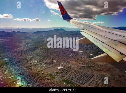 Sun Country Airlines Flug über die Stadt Las Vegas, Nevada, USA, in Vorbereitung auf die Landung. Stockfoto