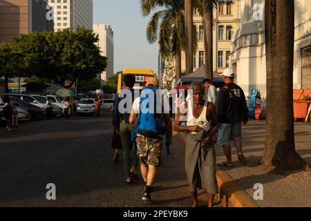 Rangun (Yangon), Myanmar - 19. Dezember 2019: Fußgänger und ein westlicher Rucksacktourist am Nachmittag entlang der Sule Rd, Rangun (Yangon), Birma, Myanmar Stockfoto