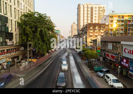 Yangon, Myanmar - 19. Dezember 2019: Verkehr auf der Anawrahta Rd am Nachmittag, Rangun (Yangon), Birma, Myanmar Stockfoto