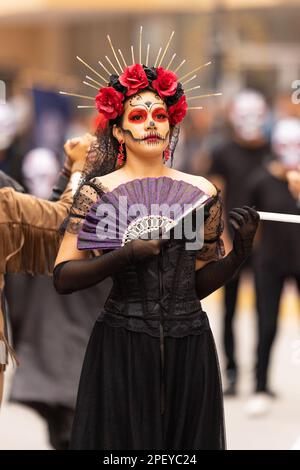 Matamoros, Tamaulipas, Mexiko - 1. November 2022: Dia de los Muertos Parade, junge Frau kleidet sich als catrina in traditioneller Kleidung Stockfoto