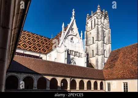 Blick auf die Abteikirche des ehemaligen königlichen Klosters Brou von den Gästeklöstern in Bourg-en-Bresse, Frankreich Stockfoto