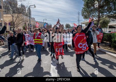 Marseille, Frankreich. 15. März 2023. Lehrer und Schüler marschieren mit Flaggen und Bannern während der Demonstration gegen die vorgeschlagene Rentenreform. Etwa 7.000 (Polizei) und 120.000 normale Menschen marschieren gegen die geplante Rentenreform in Marseille. (Foto: Laurent Coust/SOPA Images/Sipa USA) Guthaben: SIPA USA/Alamy Live News Stockfoto