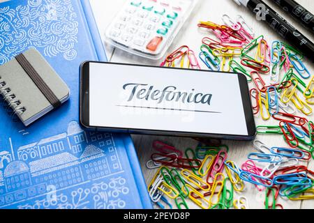 Danzig, Polen. 7. März 2023. In dieser Abbildung wird ein Telefonica-Logo auf einem Smartphone angezeigt. (Kreditbild: © Mateusz Slodkowski/SOPA Images via ZUMA Press Wire) NUR REDAKTIONELLE VERWENDUNG! Nicht für den kommerziellen GEBRAUCH! Stockfoto