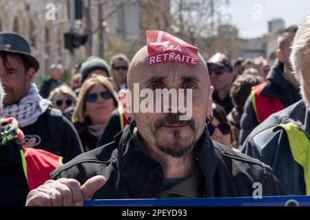 Marseille, Frankreich. 15. März 2023. Während der Demonstration gegen die vorgeschlagene Rentenreform wird ein Protestteilnehmer gesehen. Etwa 7.000 (Polizei) und 120.000 normale Menschen marschieren gegen die geplante Rentenreform in Marseille. (Foto: Laurent Coust/SOPA Images/Sipa USA) Guthaben: SIPA USA/Alamy Live News Stockfoto