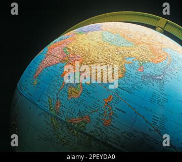 Der Globus zeigt Asien auf schwarzem Hintergrund Stockfoto
