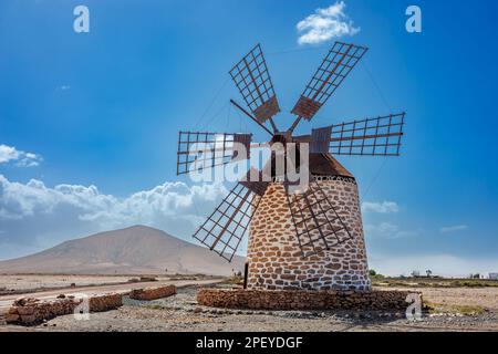 Die renovierte Windmühle Molino de Tefia auf der Insel Fuerteventura auf den Kanarischen Inseln Stockfoto