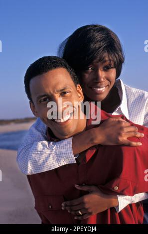 Romantisches afroamerikanisches Paar, das im Sommer am Strand Spaß hat Stockfoto