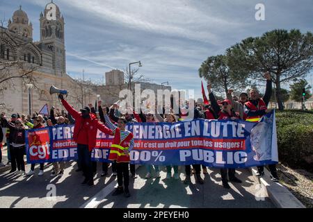 Marseille, Frankreich. 15. März 2023. Im Rahmen der Demonstration gegen die vorgeschlagene Rentenreform werden im Bergbau und im Energiebereich Aktivisten der CGT beobachtet. Etwa 7.000 (Polizei) und 120.000 normale Menschen marschieren gegen die geplante Rentenreform in Marseille. (Foto: Laurent Coust/SOPA Images/Sipa USA) Guthaben: SIPA USA/Alamy Live News Stockfoto