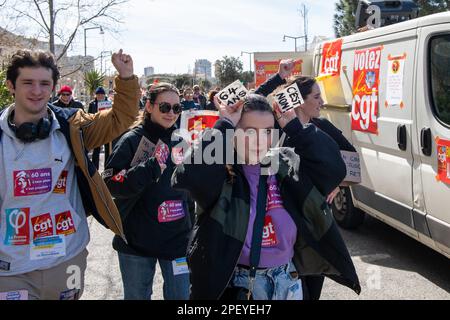 Marseille, Frankreich. 15. März 2023. Junge Demonstranten werden während der Demonstration gegen die vorgeschlagene Rentenreform gesehen. Etwa 7.000 (Polizei) und 120.000 normale Menschen marschieren gegen die geplante Rentenreform in Marseille. (Foto: Laurent Coust/SOPA Images/Sipa USA) Guthaben: SIPA USA/Alamy Live News Stockfoto