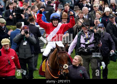 Jockey Rachael Blackmore feiert auf Envoi Allen, nachdem er am dritten Tag des Cheltenham Festivals auf der Rennbahn Cheltenham den Ryanair Chase gewonnen hat. Foto: Donnerstag, 16. März 2023. Stockfoto