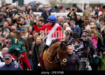 Jockey Rachael Blackmore feiert auf Envoi Allen, nachdem er am dritten Tag des Cheltenham Festivals auf der Rennbahn Cheltenham den Ryanair Chase gewonnen hat. Foto: Donnerstag, 16. März 2023. Stockfoto