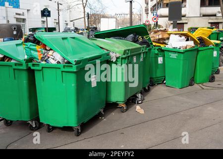 Überfüllte Mülltonnen in Paris während des Streiks der Müllmänner im März 2023 Stockfoto