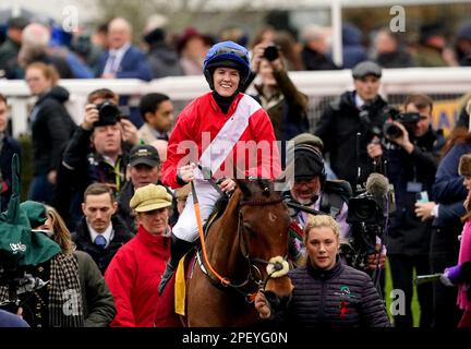 Jockey Rachael Blackmore feiert auf Envoi Allen, nachdem er am dritten Tag des Cheltenham Festivals auf der Rennbahn Cheltenham den Ryanair Chase gewonnen hat. Foto: Donnerstag, 16. März 2023. Stockfoto