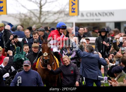 Jockey Rachael Blackmore feiert auf Envoi Allen, nachdem er am dritten Tag des Cheltenham Festivals auf der Rennbahn Cheltenham den Ryanair Chase gewonnen hat. Foto: Donnerstag, 16. März 2023. Stockfoto