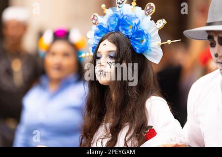 Matamoros, Tamaulipas, Mexiko - 1. November 2022: Dia de los Muertos Parade, junge Frau kleidet sich als catrina in traditioneller Kleidung Stockfoto