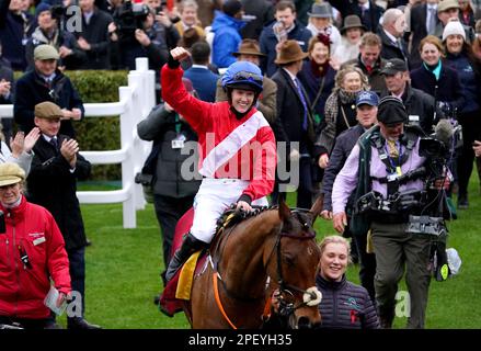 Jockey Rachael Blackmore feiert auf Envoi Allen, nachdem er am dritten Tag des Cheltenham Festivals auf der Rennbahn Cheltenham den Ryanair Chase gewonnen hat. Foto: Donnerstag, 16. März 2023. Stockfoto