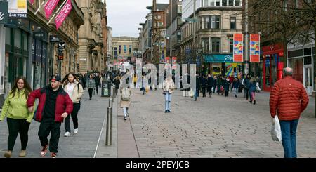 Leute, die in der Buchanan Street, Glasgow, Schottland, Großbritannien einkaufen Stockfoto