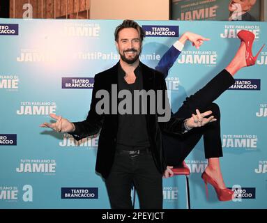 Mailand, . 16. März 2023. Mailand, Italien AUF dem Foto Alex Belli Credit: Independent Photo Agency/Alamy Live News SPRICHT JEDER ÜBER JAMIE musikalische Fotokonferenz Gäste Teatro Nazionale Stockfoto