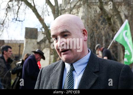 London, Großbritannien. 14. März 2023. Mick Lynch, Generalsekretär des Nationalen Verbands der Eisenbahn-, See- und Transportarbeiter in Westminster, während die Bahnarbeiter ihre Streikaktion über Löhne und Arbeitsbedingungen fortsetzen. Weitere Streiks sind für diesen Monat geplant. Kredit: SOPA Images Limited/Alamy Live News Stockfoto