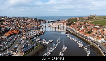 WHITBY, GROSSBRITANNIEN - 12. MÄRZ 2023. Eine Luftlandschaft des Hafens und der Küstenstadt Whitby in North Yorkshire Stockfoto