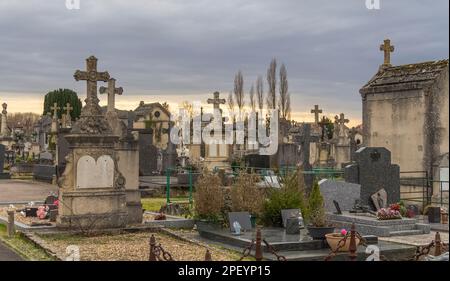 Eindrücke auf dem Friedhof in Verdun, einer Großstadt im Maas-Departement in Grand Est, Nordostfrankreich. Es ist bekannt dafür, dass es ihm seinen Namen gibt Stockfoto