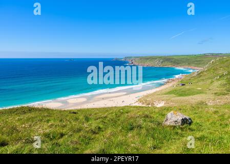Sennen Cove Beach und Cape Cornwall, wunderschöne Bucht mit kristallklarem türkisfarbenem Wasser. Beliebter Ort zum Surfen. England, Großbritannien. Stockfoto