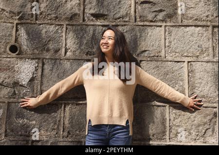 Denise Tam, eine ganzheitliche Ernährungswissenschaftlerin. Denis Tam hatte Mitte 20s Krebs und posierte für ein Foto in der Zentrale. 21FEB23 SCMP / K. Y. CHENG Stockfoto