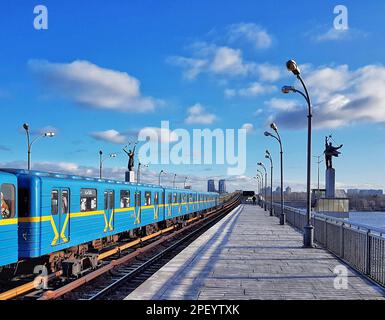 Die U-Bahn-Station Dnipro skulpturiert Metropoliten-Wagen mit blauem Himmel Stockfoto