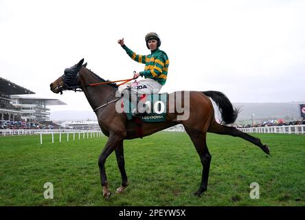 Jockey Mark Walsh feiert auf Sire Du Berlais, nachdem er am dritten Tag des Cheltenham Festivals auf der Cheltenham Racecourse die Paddy Power Stainers' Hürde gewonnen hat. Foto: Donnerstag, 16. März 2023. Stockfoto