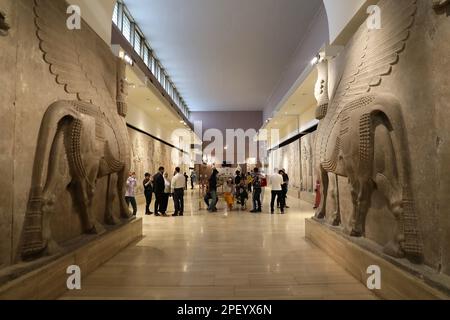 Bagdad, Irak. 6. März 2023. Besucher besuchen das irakische Nationalmuseum in Bagdad, Hauptstadt des Irak, 6. März 2023. Kredit: Wang Dongzhen/Xinhua/Alamy Live News Stockfoto