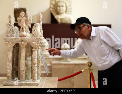 Bagdad, Irak. 6. März 2023. Ein Mann besucht das irakische Nationalmuseum in Bagdad, Hauptstadt des Irak, 6. März 2023. Kredit: Wang Dongzhen/Xinhua/Alamy Live News Stockfoto