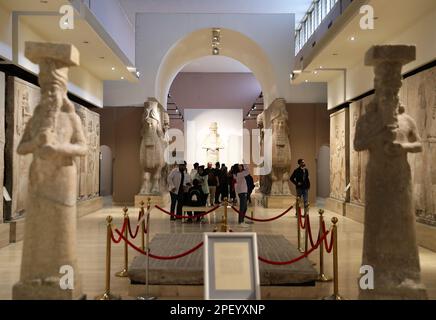 Bagdad, Irak. 6. März 2023. Besucher besuchen das irakische Nationalmuseum in Bagdad, Hauptstadt des Irak, 6. März 2023. Kredit: Wang Dongzhen/Xinhua/Alamy Live News Stockfoto