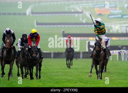 Sire Du Berlais geritten von Jockey Mark Walsh (rechts) gewinnt die Paddy Power Stainers' Hürde am dritten Tag des Cheltenham Festivals auf der Cheltenham Rennbahn. Foto: Donnerstag, 16. März 2023. Stockfoto