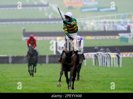 Sire Du Berlais, geritten vom Jockey Mark Walsh, gewinnt die Paddy Power Stainers' Hürde am dritten Tag des Cheltenham Festivals auf der Cheltenham Racecourse. Foto: Donnerstag, 16. März 2023. Stockfoto