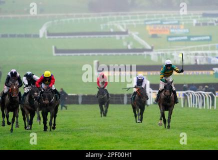 Sire Du Berlais geritten von Jockey Mark Walsh (rechts) gewinnt die Paddy Power Stainers' Hürde am dritten Tag des Cheltenham Festivals auf der Cheltenham Rennbahn. Foto: Donnerstag, 16. März 2023. Stockfoto