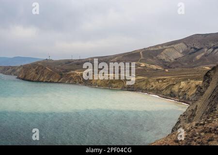 Blick auf Dead Bay und malerische Hügel vom Cape Chameleon in der Umgebung von Koktebel im Frühling. Krim Stockfoto