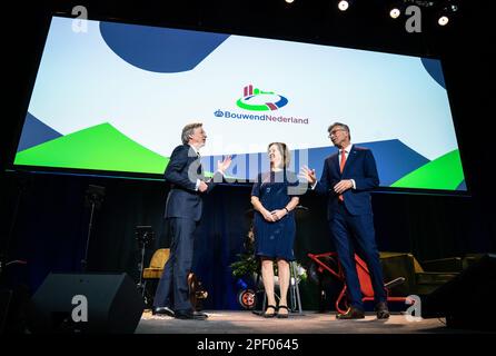 DEN HAAG - (VLNR) Arno Visser, der neue Vorsitzende von Bouwend Nederland, Tagesvorsitzende Annemarie van Gaal und Maxime Verhagen während Verhagens Abschied als Vorsitzender von Bouwend Nederland. Er ist seit fast zehn Jahren an der Spitze der Interessengruppe des Bausektors. ANP BART MAAT niederlande out - belgien out Stockfoto