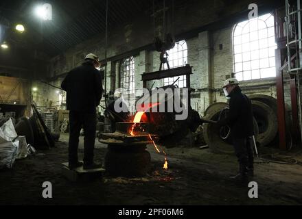 Loughborough, Leicestershire, Großbritannien. 16. März 2023 John Taylor und Co Bell Foundry-Arbeiter haben die Hope Bell geworfen. Die Hope Bell wird im Queen's Park der Stadt als Hommage an diejenigen platziert, die während der Covid-19-Pandemie ihr Leben verloren haben. Kredit: Darren Staples/Alamy Live News. Stockfoto