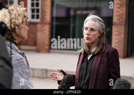 Leiter der Gesundheitsabteilung der UNISON Sara Gorton spricht vor den Medien außerhalb der Hauptsitz der Unison in Euston, London, nach einem Gehaltsangebot der Regierung, nach einem Durchbruch in Gesprächen zur Lösung eines langwierigen Lohnstreits, der den NHS in England von einer Reihe von Streiks getroffen hat. Foto: Donnerstag, 16. März 2023. Stockfoto
