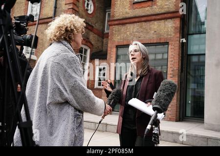 Leiter der Gesundheitsabteilung der UNISON Sara Gorton spricht vor den Medien außerhalb der Hauptsitz der Unison in Euston, London, nach einem Gehaltsangebot der Regierung, nach einem Durchbruch in Gesprächen zur Lösung eines langwierigen Lohnstreits, der den NHS in England von einer Reihe von Streiks getroffen hat. Foto: Donnerstag, 16. März 2023. Stockfoto
