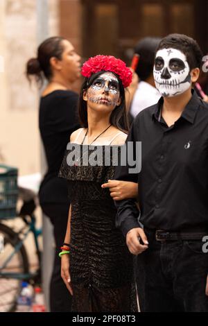 Matamoros, Tamaulipas, Mexiko - 1. November 2022: Dia de los Muertos Parade, junges Paar, das während der Parade einen Tag des toten feuers trägt Stockfoto