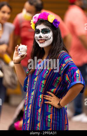 Matamoros, Tamaulipas, Mexiko - 1. November 2022: Dia de los Muertos Parade, junge Frau kleidet sich als catrina in traditioneller Kleidung Stockfoto
