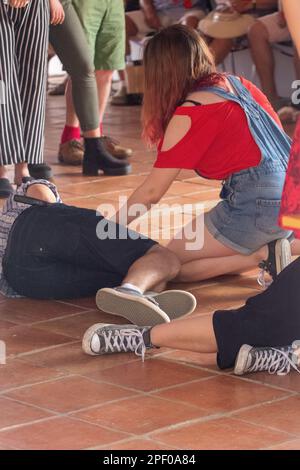 Die Todesszene in einer Promenadenvorstellung von Romeo und Julia Stockfoto