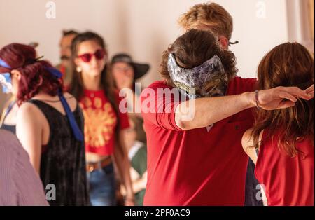 Promenadenvorstellung von Romeo und Julia durch eine junge Firma im ländlichen Suffolk Stockfoto