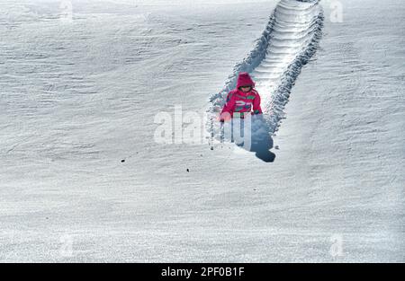 Usa: 030615: ein Snow Hill in Winchester Virginia abgedeckt bietet eine perfekte Schnee Tag weg von der Schule zu verbringen, 6. März 2015. (Foto durch Stockfoto