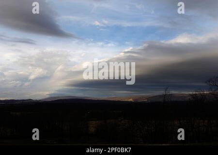 Ansicht Süd West von kurzen Hügel Berg heraus über den Blue Ridge in Loudoun County, Virginia. Stockfoto