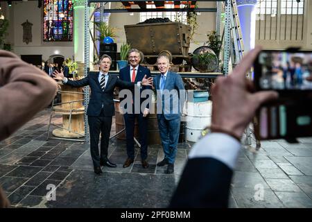 DEN HAAG - (VLNR) Arno Visser, der neue Vorsitzende von Bouwend Nederland, Maxime Verhagen und Elco Brinkman, während Verhagens Abschied als Vorsitzender von Bouwend Nederland. Er ist seit fast zehn Jahren an der Spitze der Interessengruppe des Bausektors. ANP BART MAAT niederlande out - belgien out Stockfoto