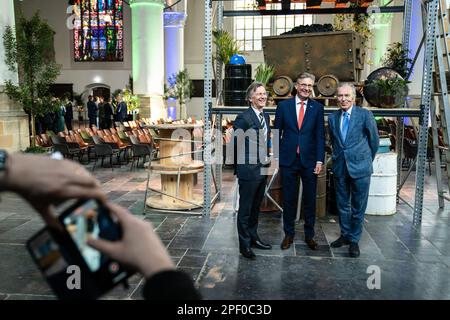 DEN HAAG - (VLNR) Arno Visser, der neue Vorsitzende von Bouwend Nederland, Maxime Verhagen und Elco Brinkman, während Verhagens Abschied als Vorsitzender von Bouwend Nederland. Er ist seit fast zehn Jahren an der Spitze der Interessengruppe des Bausektors. ANP BART MAAT niederlande out - belgien out Stockfoto