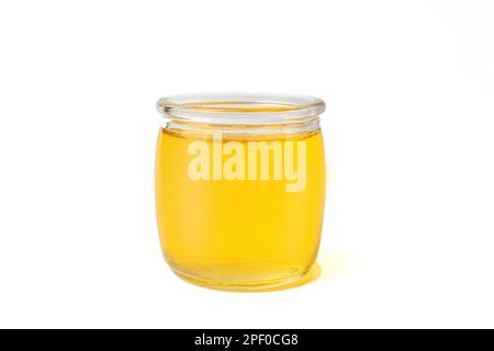 Isolierte Honigbiene in Glasgefäß mit Honigstiel auf weißem Hintergrund, Bienenprodukte. Gesundes Bio-Food-Konzept. Stockfoto