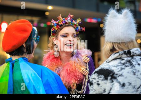 London, Großbritannien. 15. März 2023. Die Colourwalkerin Anne-Sophie Cochevelou, eine Mode- und Kostümdesignerin aus London, lächelt, während sie mit anderen Teilnehmern chattet. Colourwalk ist eine informelle Zusammenkunft von farbenfrohen, kreativen Seelen, die sich treffen, in ihren fabelhaften bunten Outfits, um spazieren zu gehen, zu reden und Spaß zu haben. Die Meetings wurden ursprünglich von dem Künstler Sue Kreitzman und seinen Freunden vor einigen Jahren begonnen und werden nun vom Stylist und Designer Florent Bidois organisiert. Kredit: Imageplotter/Alamy Live News Stockfoto